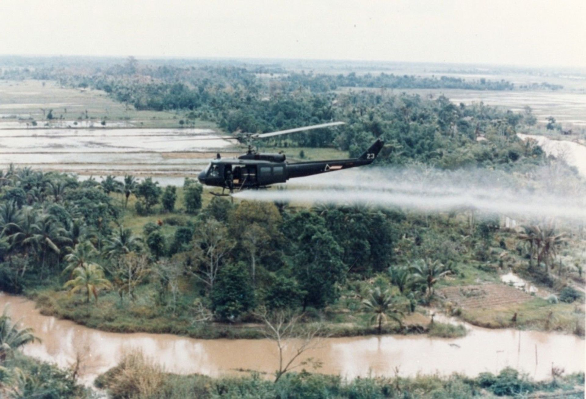 U.S. Huey helicopter spraying Agent Orange over Vietnam - Sputnik International, 1920, 29.04.2023