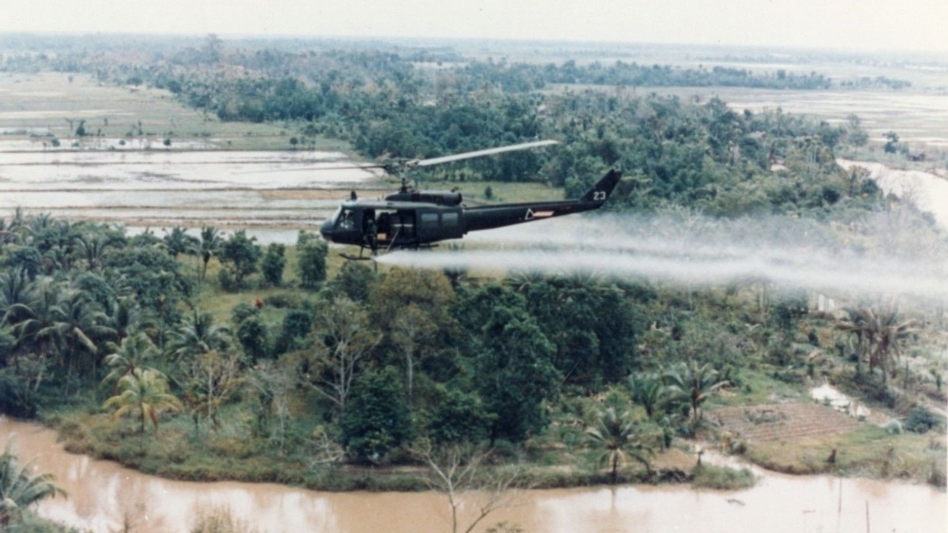 U.S. Huey helicopter spraying Agent Orange over Vietnam U.S. Huey helicopter spraying Agent Orange over Vietnam - Sputnik International, 1920, 10.08.2022