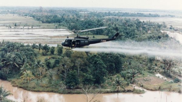 U.S. Huey helicopter spraying Agent Orange over Vietnam - Sputnik International
