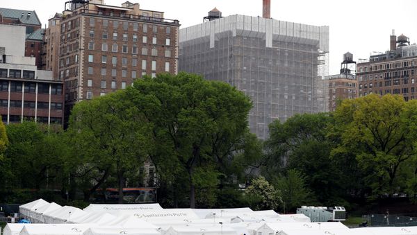 People walk near the Samaritan's Purse Emergency Field Hospital in Central Park as the outbreak of the coronavirus disease (COVID-19) continues in the Manhattan borough of New York U.S., May 8, 2020 - Sputnik International