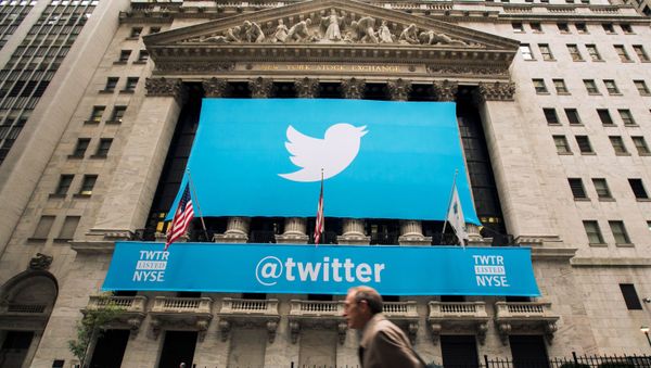 Twitter logo on the front of the New York Stock Exchange Twitter logo on the front of the New York Stock Exchange - Sputnik International