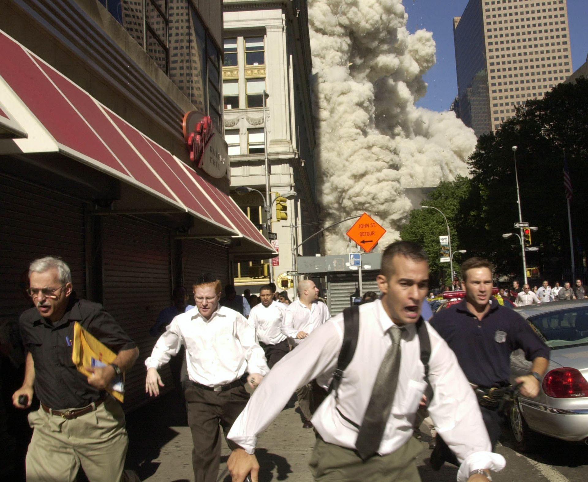 People run from the collapse of one of the twin towers of New York's World Trade Center in this Sept. 11, 2001 People run from the collapse of one of the twin towers of New York's World Trade Center in this Sept. 11, 2001 - Sputnik International, 1920, 11.09.2021