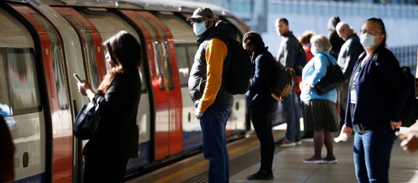 Commuters, some wearing masks are seen at Canning Town station, following the outbreak of the coronavirus disease (COVID-19), London, Britain, May 13, 2020. Commuters, some wearing masks are seen at Canning Town station, following the outbreak of the coronavirus disease (COVID-19), London, Britain, May 13, 2020. - Sputnik International