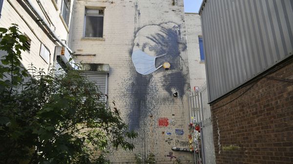 Banksy's Girl with a Pierced Eardrum mural has been given a face mask in a nod to the coronavirus pandemic as the UK continues in lockdown to help curb the spread of the coronavirus, in Bristol, England, Wednesday April 22, 2020 - Sputnik International