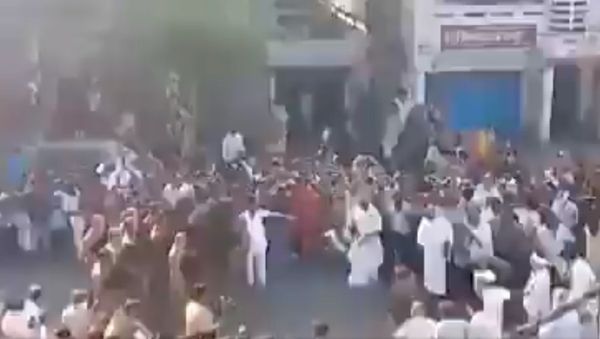 A crowd gathered to welcome Jain monk Pramansagar in Banda, Sagar district yesterday - Sputnik International