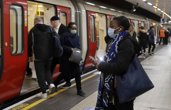 Social Distancing 'Impossible' on London Commute as People Go Back to Work Amid Eased Lockdown Social Distancing 'Impossible' on London Commute as People Go Back to Work Amid Eased Lockdown - Sputnik International