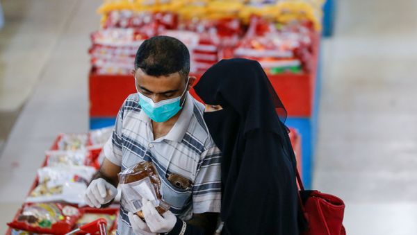  A couple wearing protective face masks and gloves shop at a supermarket amid concerns of the spread of the coronavirus disease (COVID-19), in Sanaa, Yemen May 11, 2020. - Sputnik International