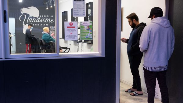 People queue for a haircut at a barber shop in Wellington on May 14, 2020. New Zealand will phase out its coronavirus lockdown over the next 10 days after successfully containing the virus, although some restrictions will remain, Prime Minister Jacinda Ardern announced on May 11.  - Sputnik International