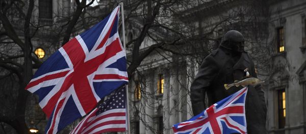 Brexit supporters hold British and US flags in front of the Statue of Winston Churchill during a rally in London, Friday, Jan. 31, 2020 - Sputnik International