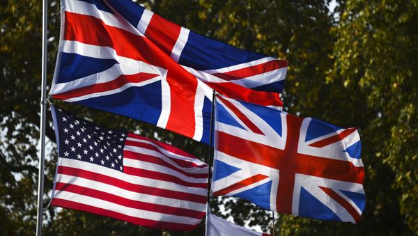 Union and U.S. flags wave outside the houses of Parliament, in London, Thursday, Oct. 31, 2019 - Sputnik International