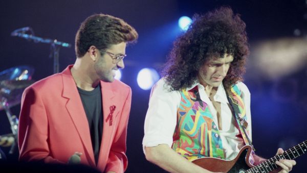 British singer George Michael, left, performs with Queen guitarist Brian May at the Freddie Mercury Tribute Concert at London's Wembley Arena, United Kingdom, on April 20, 1992 - Sputnik International