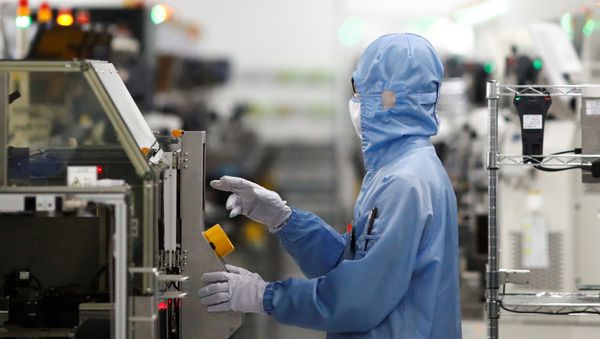An employee works at a factory of Renesas Semiconductor Co. during a government organised tour of the facility following the outbreak of the coronavirus disease (COVID-19), in Beijing, China May 14, 2020. - Sputnik International