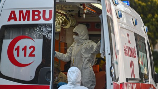 First aid workers wearing protectional equipment looks after a woman suspected of being infected with COVID-19, as she is evacuated by ambulance on April 12, 2020 in Istanbul, during a two-day curfew to prevent the spread of the epidemic COVID-19 caused by the novel coronavirus - Sputnik International