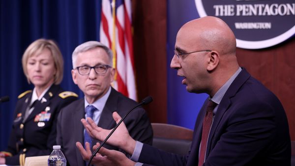 Dr. Kayvon Modjarrad (R), director of Emerging Infectious Diseases at the Walter Reed Army Institute of Research, joins members of a panel at the Pentagon in discussing efforts at investigating and developing vaccine candidates against COVID-19 March 05, 2020 in Arlington, Virginia. - Sputnik International
