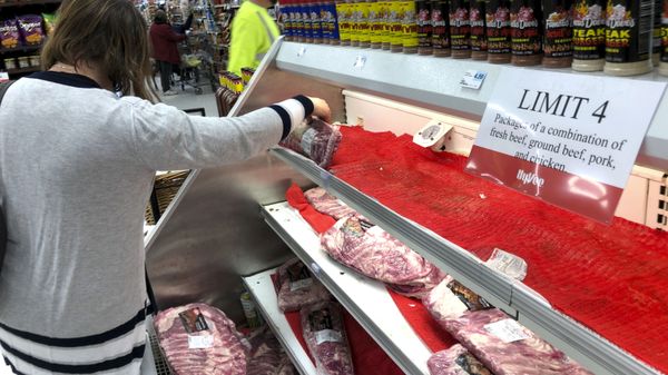 A sign limiting customers to four items of fresh meat hangs over semi-stocked shelves at a Hy-Vee supermarket in Omaha, Neb., Wednesday, May 6, 2020.  - Sputnik International