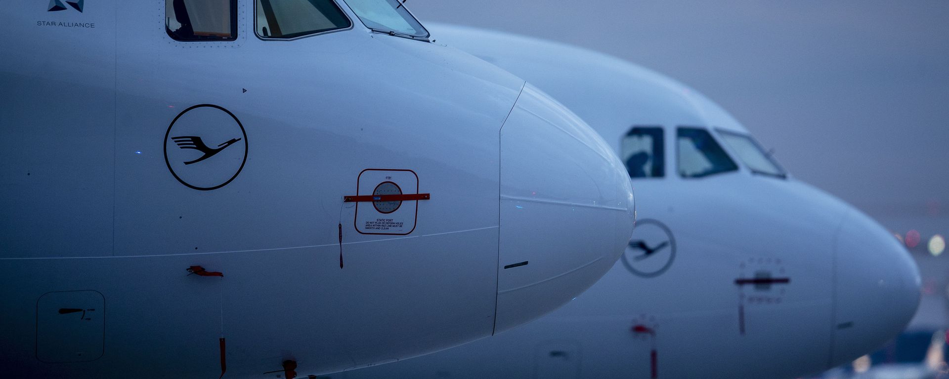 Aircraft of German Lufthansa airline are parked at the airport in Frankfurt, Germany, Monday, May 4, 2020 Aircraft of German Lufthansa airline are parked at the airport in Frankfurt, Germany, Monday, May 4, 2020 - Sputnik International, 1920, 24.12.2021