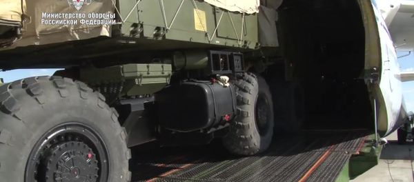 Loading on an RF Ministry of Defence plane components of the S-400 Triumph anti-aircraft missile systems intended for delivery to Turkey - Sputnik International