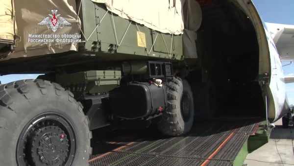 Loading on a plane of the RF Ministry of Defense components of the S-400 Triumph anti-aircraft missile systems intended for delivery to Turkey - Sputnik International