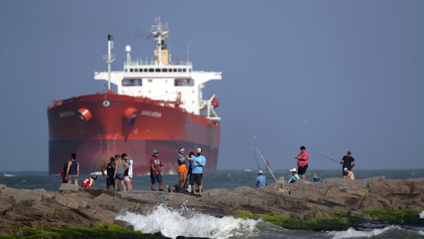 An oil tanker looms over fishermen in Texas - Sputnik International