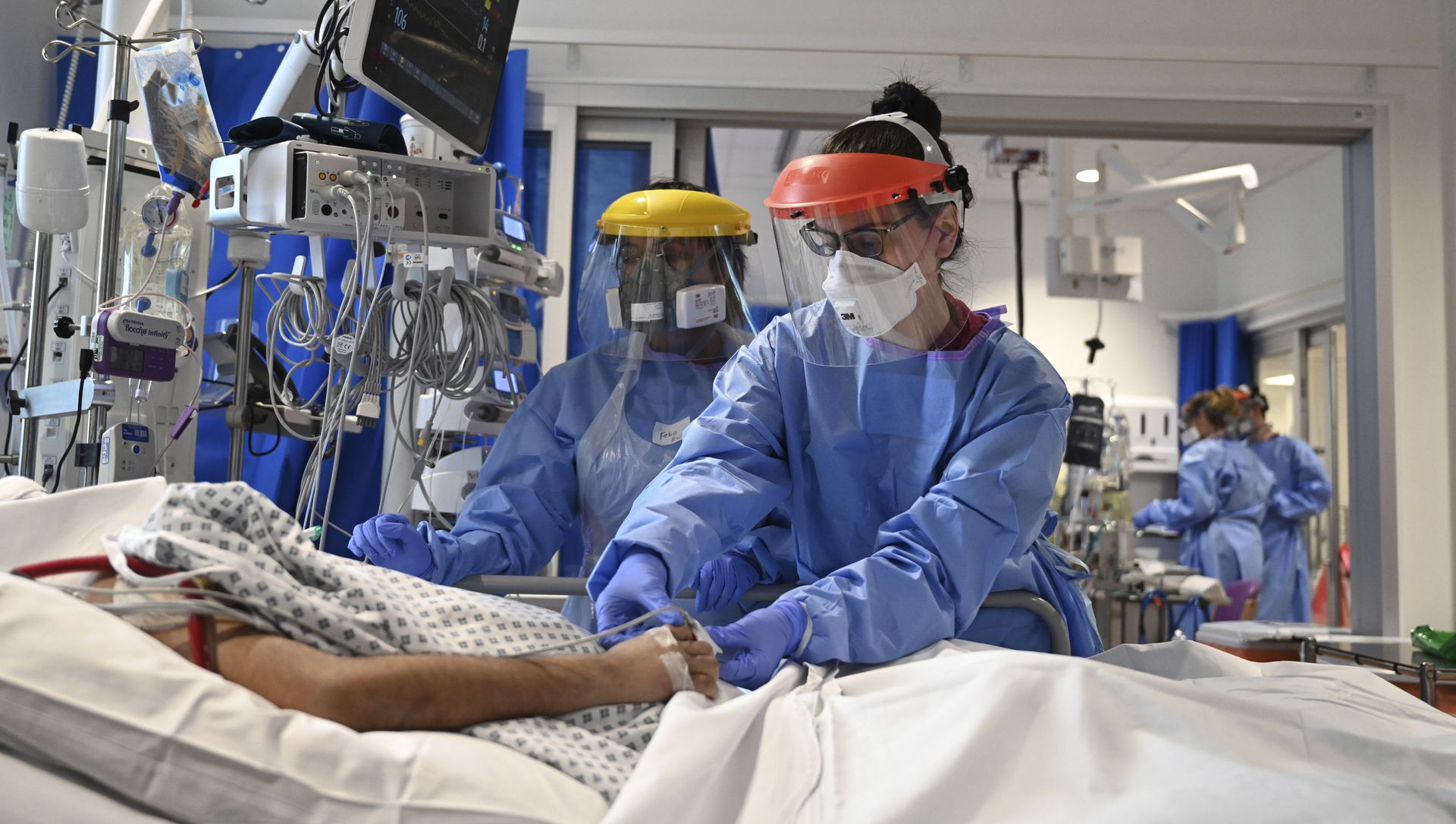 Members of the clinical staff wearing Personal Protective Equipment PPE care for a patient with coronavirus in the intensive care unit at the Royal Papworth Hospital in Cambridge, 5 May 2020 Members of the clinical staff wearing Personal Protective Equipment PPE care for a patient with coronavirus in the intensive care unit at the Royal Papworth Hospital in Cambridge, 5 May 2020 - Sputnik International, 1920, 22.04.2021