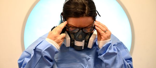 Clinical staff put on Personal Protective Equipment (PPE)  at the Intensive Care unit at Royal Papworth Hospital, during the coronavirus disease (COVID-19) outbreak, in Cambridge, UK 5 May 2020 - Sputnik International