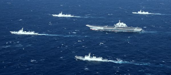 This aerial photo taken on January 2, 2017 shows a Chinese navy formation, including the aircraft carrier Liaoning (C), during military drills in the South China Sea - Sputnik International