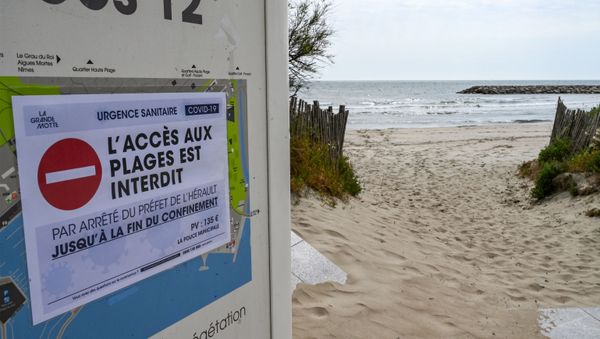 A banner reading access to the beach prohibited is displayed at a deserted beach of La Grande-Motte, south of France, during Easter holidays on April 12, 2020, on the twenty-seventh day of a strict lockdown in France to curb the spread of COVID -19 caused by the new coronavirus - Sputnik International
