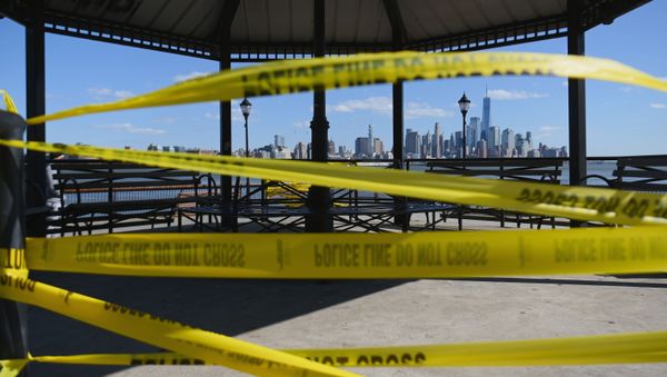 Police tape reading Do Not Cross is wrapped around a gazebo with view of lower Manhattan and One World Trade Center on April 22, 2020 in Hoboken, New Jersey. - The World Health Organization on April 22, warned that the coronavirus crisis would not end any time soon, with many countries only in the early stages of the fight, as the global death toll surpassed 180,000 - Sputnik International