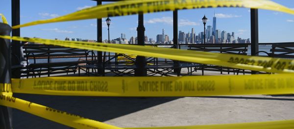 Police tape reading Do Not Cross is wrapped around a gazebo with view of lower Manhattan and One World Trade Center on April 22, 2020 in Hoboken, New Jersey. - The World Health Organization on April 22, warned that the coronavirus crisis would not end any time soon, with many countries only in the early stages of the fight, as the global death toll surpassed 180,000 - Sputnik International