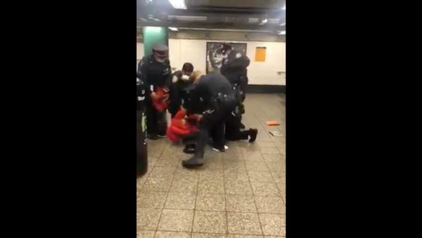 Cellphone footage captures moment multiple NYPD officers arrest woman following confrontation over face mask - Sputnik International