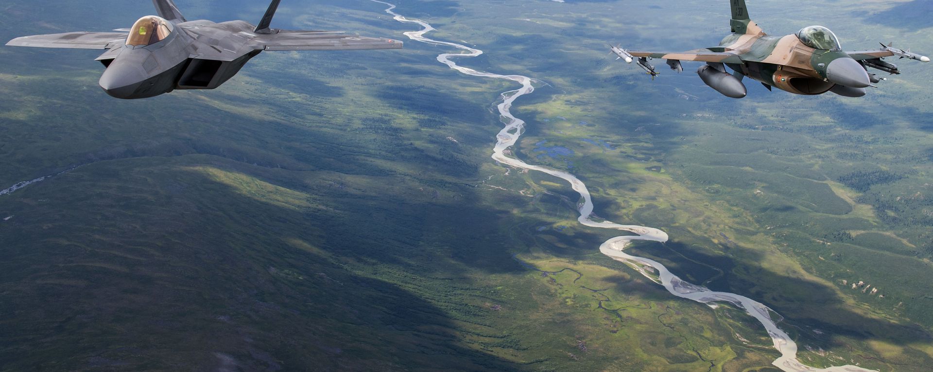 A US Air Force F-22 Raptor from Joint Base Elmendorf-Richardson and an F-16 Fighting Falcon from Eielson Air Force Base fly in formation over the Joint Pacific Alaska Range Complex, July 18, 2019 - Sputnik International, 1920, 13.03.2023