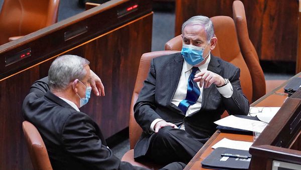 A handout picture released by the Israeli Knesset (parliament) spokesperson's office on May 17, 2020, shows Israeli Prime Minister Benjamin Netanyahu (R) and alternate PM Benny Gantz during the swearing-in ceremony of the new government in Jerusalem. - Sputnik International