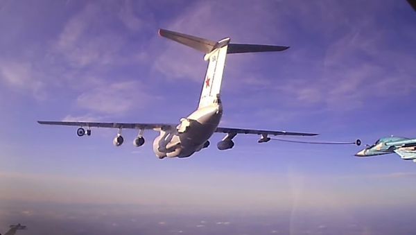 Russian fighter jets performing air-to-air refueling - Sputnik International