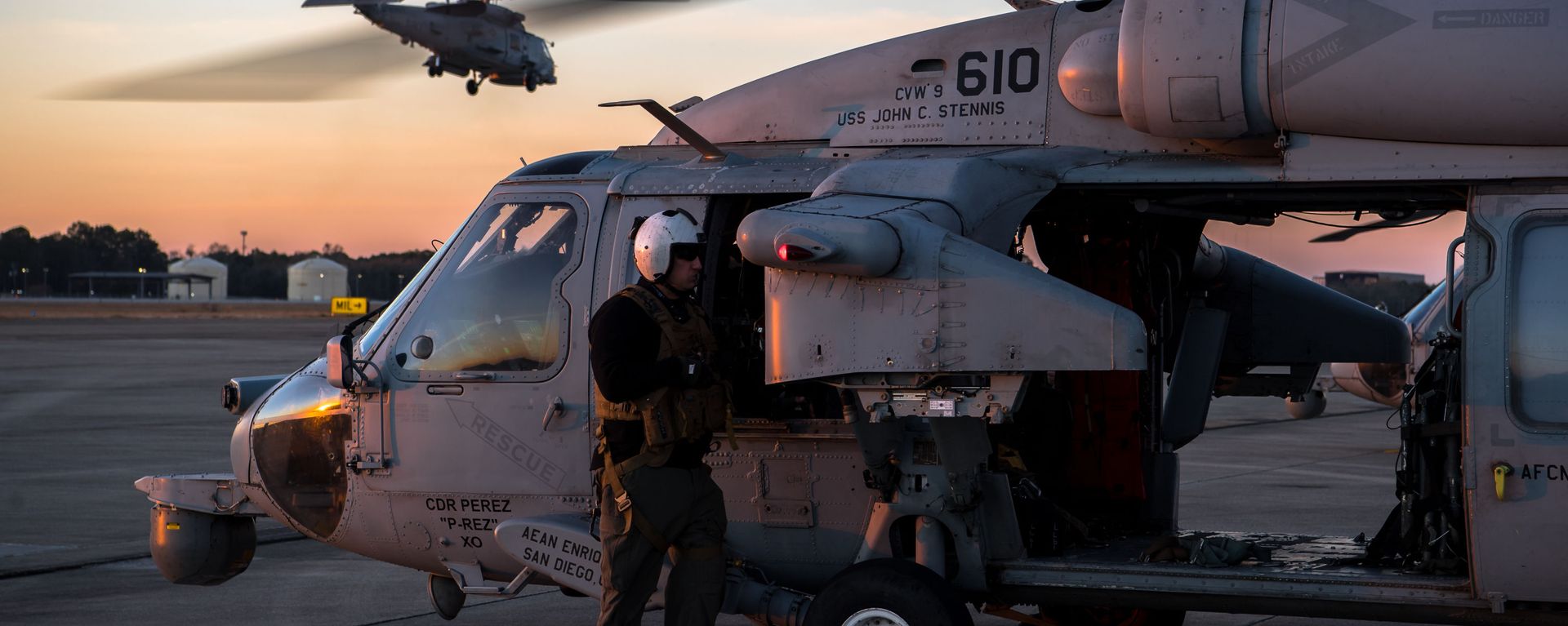 A U.S. Navy MH-60S Seahawk aircrew member, assigned to the Helicopter Sea Combat Squadron 14, prepares for a close air support training scenario during Southern Strike 2020 at the Gulfport Combat Readiness Training Center, Miss., Feb. 2, 2020 - Sputnik International, 1920, 29.12.2023
