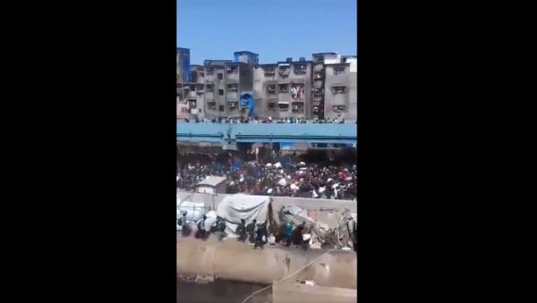 Huge crowd of  Migrant Workers gather outside  Bandra Terminus to board a special  Shramik Train  - Sputnik International
