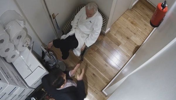 Spy cam footage of Julian Assange and Rommy Vallejo, Ecuador's then-head of the National Intelligence Secretariat in a corridor of the Ecuadorian Embassy - Sputnik International