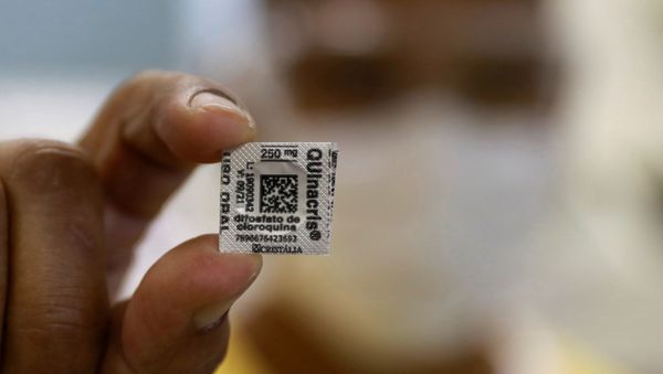 A nurse shows a Hydroxychloroquine pill, amid the coronavirus disease (COVID-19) outbreak, at Nossa Senhora da Conceicao hospital in Porto Alegre, Brazil, April 23, 2020. - Sputnik International