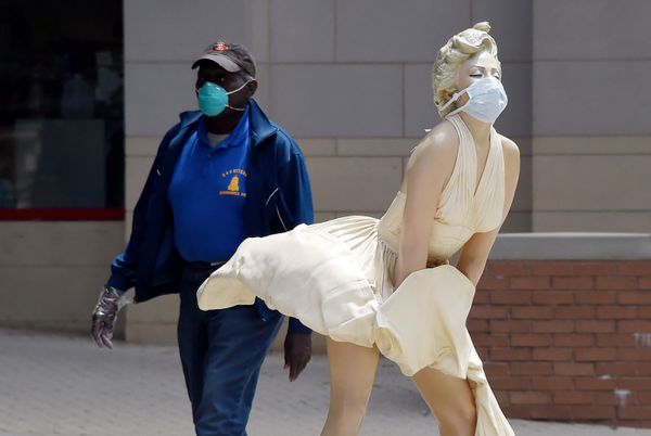 A man wearing a face mask walks past The Forever Marilyn statue by Seward Johnson, which is also wearing a mask amid the Coronavirus outbreak in National Harbor, Maryland on 11 May 2020. A man wearing a face mask walks past The Forever Marilyn statue by Seward Johnson, which is also wearing a mask amid the Coronavirus outbreak in National Harbor, Maryland on 11 May 2020. - Sputnik International