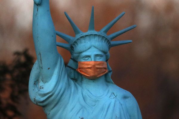 A replica of the Statue of Liberty wears a coronavirus mask outside a home on Deer Isle, Maine, 6 May 2020. A replica of the Statue of Liberty wears a coronavirus mask outside a home on Deer Isle, Maine, 6 May 2020. - Sputnik International