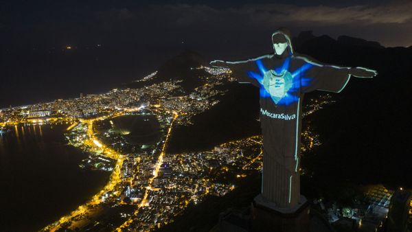 In this Sunday, May 3, 2020 photo, the iconic Christ the Redeemer statue is lit up as if wearing a protective mask and with a hashtag that reads in Portuguese: Mask saves, amid the new coronavirus pandemic, in Rio de Janeiro, Brazil.  - Sputnik International