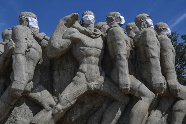 Statues of the Monumento das Bandeiras wear face masks in Sao Paulo, Brazil, on 12 May 2020, during the COVID-19 pandemic. Statues of the Monumento das Bandeiras wear face masks in Sao Paulo, Brazil, on 12 May 2020, during the COVID-19 pandemic. - Sputnik International
