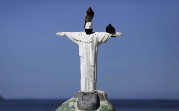 Pigeons sit atop a Christ the Redeemer statue, made from sand and wearing a protective mask, at Copacabana beach, during the coronavirus disease (COVID-19) outbreak, in Rio de Janeiro, Brazil, 9 May 2020. Pigeons sit atop a Christ the Redeemer statue, made from sand and wearing a protective mask, at Copacabana beach, during the coronavirus disease (COVID-19) outbreak, in Rio de Janeiro, Brazil, 9 May 2020. - Sputnik International