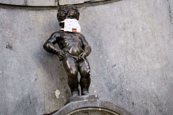 This picture taken on 11 May 2020 in Brussels shows a face mask set on the Manneken-Pis statue to help compel people to wear a mask in public, on the first day of a partial lifting of the lockdown introduced two months ago to fight the spread of COVID-19. This picture taken on 11 May 2020 in Brussels shows a face mask set on the Manneken-Pis statue to help compel people to wear a mask in public, on the first day of a partial lifting of the lockdown introduced two months ago to fight the spread of COVID-19. - Sputnik International