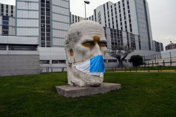 A face mask is placed on the statue of Spanish neuroscientist Santiago Ramon y Cajal by sculptor Eduardo Carretero outside the Ramon y Cajal Hospital in Madrid on 14 April 2020. A face mask is placed on the statue of Spanish neuroscientist Santiago Ramon y Cajal by sculptor Eduardo Carretero outside the Ramon y Cajal Hospital in Madrid on 14 April 2020. - Sputnik International