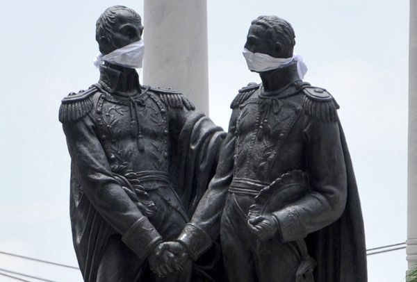 View of the monument to Liberators Simon Bolivar and Jose de San Martin, both wearing face masks, in Guayaquil, Ecuador, on 14 April 2020 during the COVID-19 pandemic. View of the monument to Liberators Simon Bolivar and Jose de San Martin, both wearing face masks, in Guayaquil, Ecuador, on 14 April 2020 during the COVID-19 pandemic. - Sputnik International