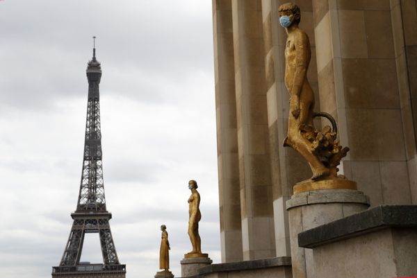 Statues wear masks along Trocadero square close to the Eiffel Tower in Paris, 4 May 2020. Statues wear masks along Trocadero square close to the Eiffel Tower in Paris, 4 May 2020. - Sputnik International