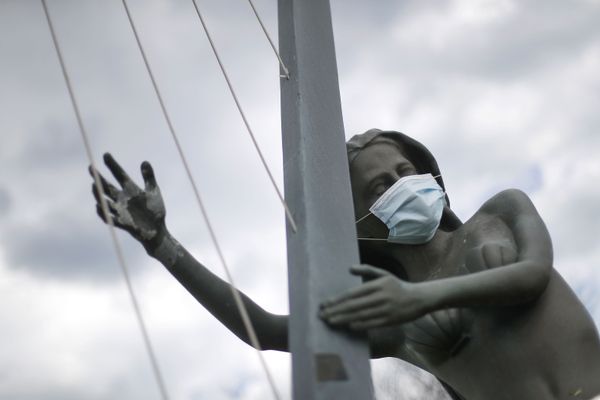A protective mask is shown on a statue of a mermaid playing harp in St. Clair Shores, Michigan, US on 7 May 2020. A protective mask is shown on a statue of a mermaid playing harp in St. Clair Shores, Michigan, US on 7 May 2020. - Sputnik International