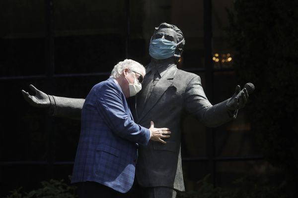 Paul Tormey, Regional Vice President of Fairmont Hotels, wears a mask while hugging a statue of singer Tony Bennett outside of the Fairmont San Francisco hotel before leading hotel workers in a singing of the song I Left My Heart in San Francisco, 25 April 2020, in San Francisco. Paul Tormey, Regional Vice President of Fairmont Hotels, wears a mask while hugging a statue of singer Tony Bennett outside of the Fairmont San Francisco hotel before leading hotel workers in a singing of the song I Left My Heart in San Francisco, 25 April 2020, in San Francisco. - Sputnik International