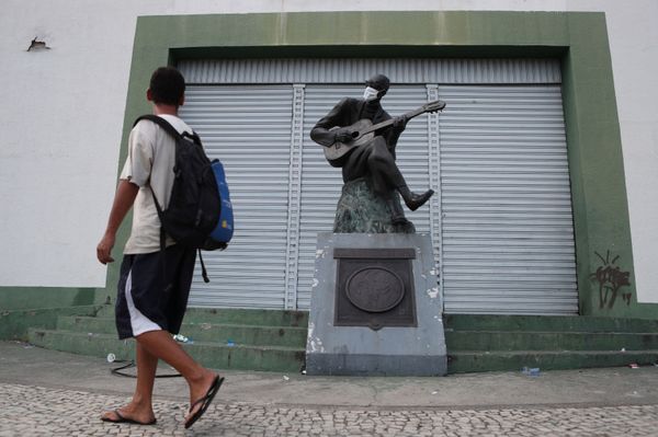 The statue of the Brazilian musician and poet Cartola is pictured wears a protective mask in front of the Mangueira samba school on the first day of the mandatory use of masks in the city of Rio de Janeiro, amid the coronavirus disease (COVID-19) outbreak, 23 April 2020. The statue of the Brazilian musician and poet Cartola is pictured wears a protective mask in front of the Mangueira samba school on the first day of the mandatory use of masks in the city of Rio de Janeiro, amid the coronavirus disease (COVID-19) outbreak, 23 April 2020. - Sputnik International