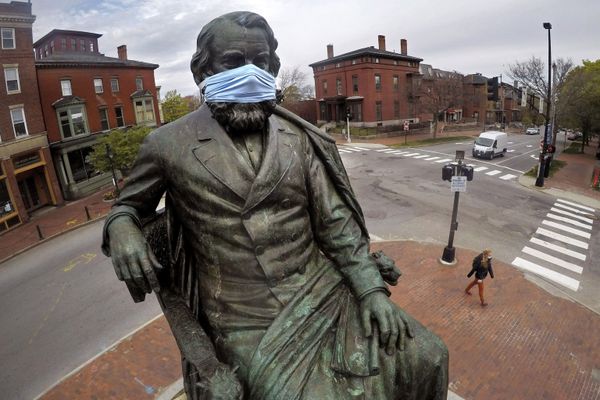 A statue of literary great Henry Wadsworth Longfellow wears a mask in Portland, Maine, 18 May 2020. A statue of literary great Henry Wadsworth Longfellow wears a mask in Portland, Maine, 18 May 2020. - Sputnik International